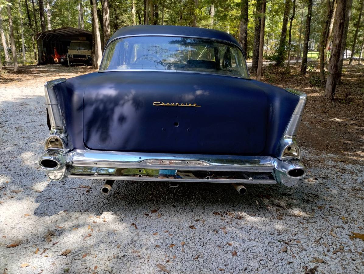 Chevrolet-sedan-1957-blue-1