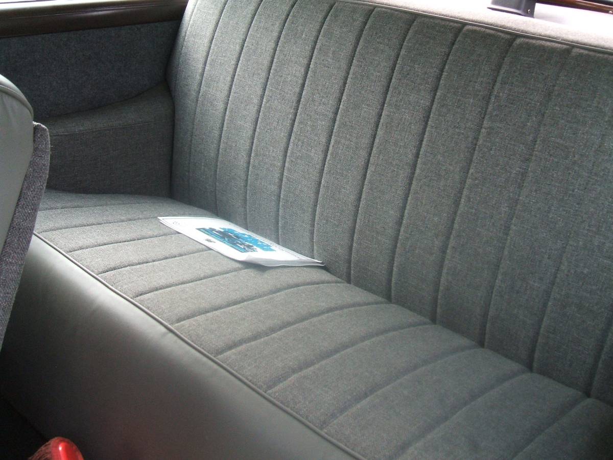 Chevrolet-sedan-2-door-1948-black-10