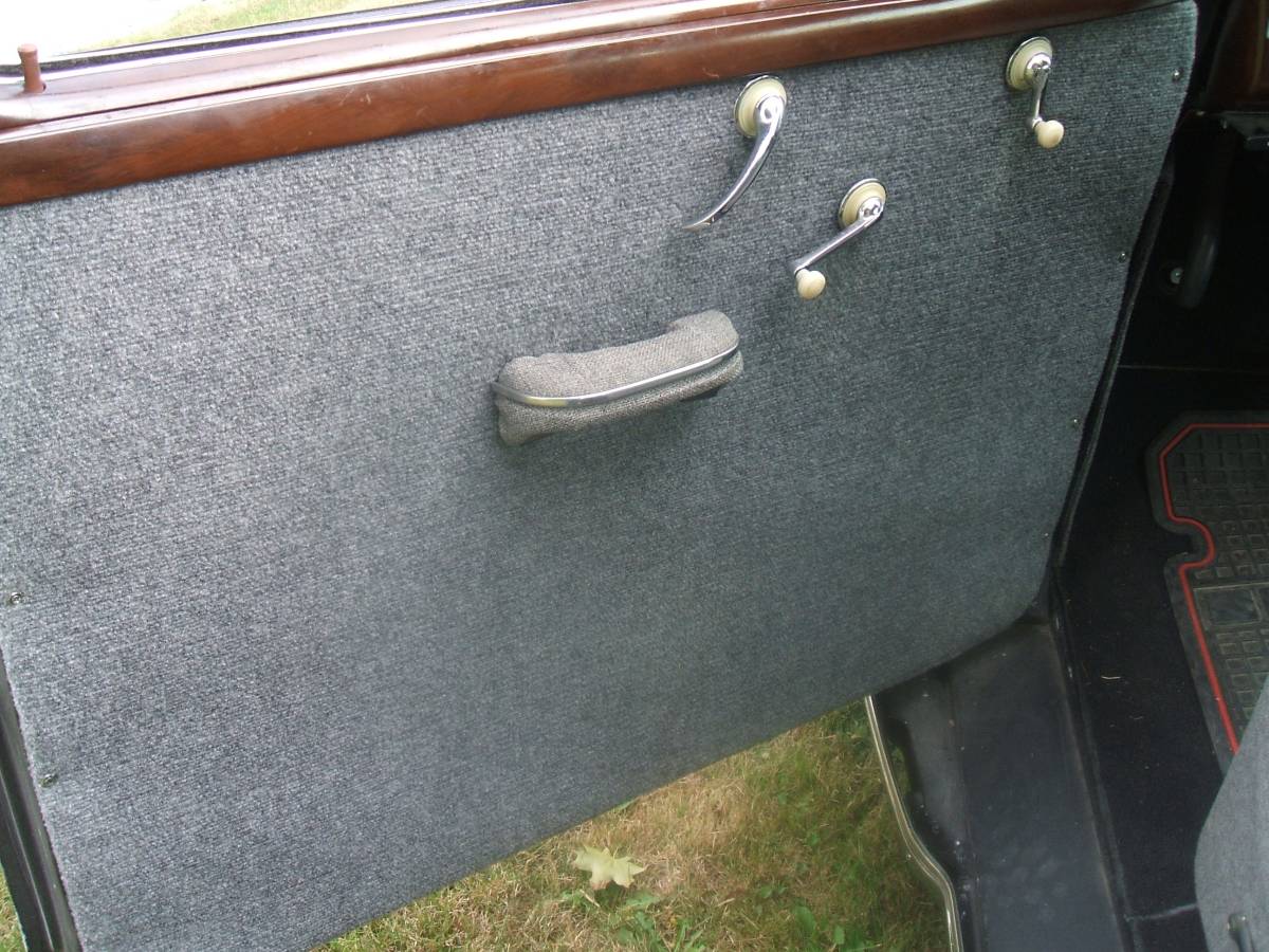 Chevrolet-sedan-2-door-1948-black-9