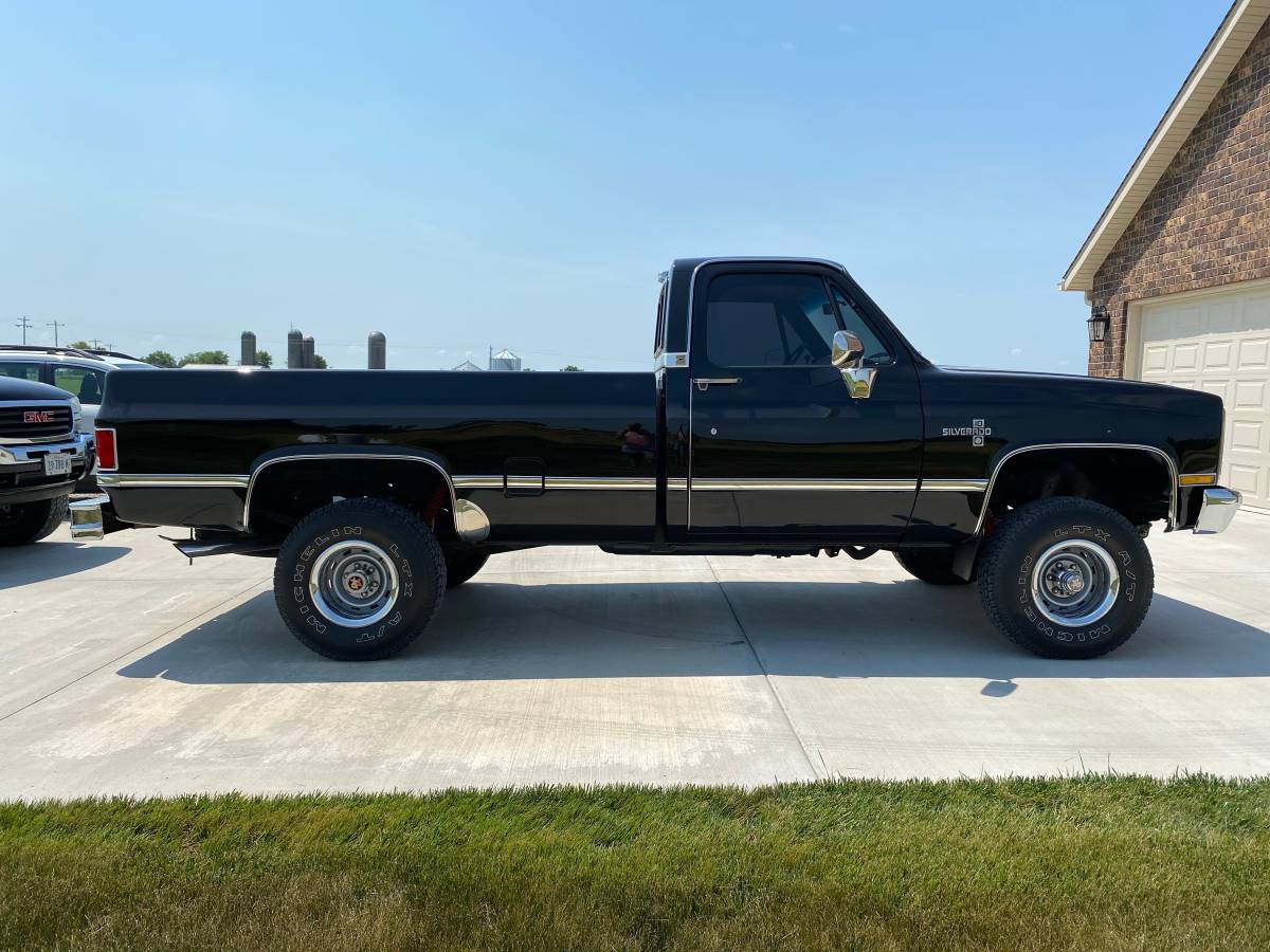 Chevrolet-silverado-1987-black-8