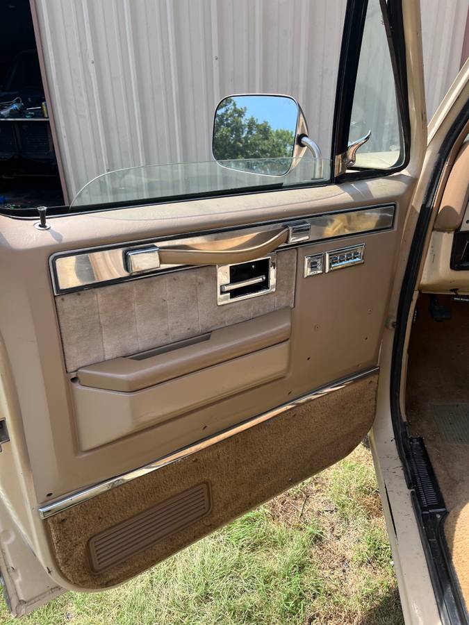 Chevrolet-suburban-12-ton-nominal-1986-custom-11
