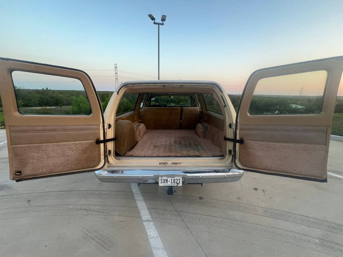 Chevrolet-suburban-1500-1986-13