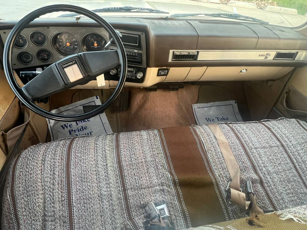 Chevrolet-suburban-1500-1986-5