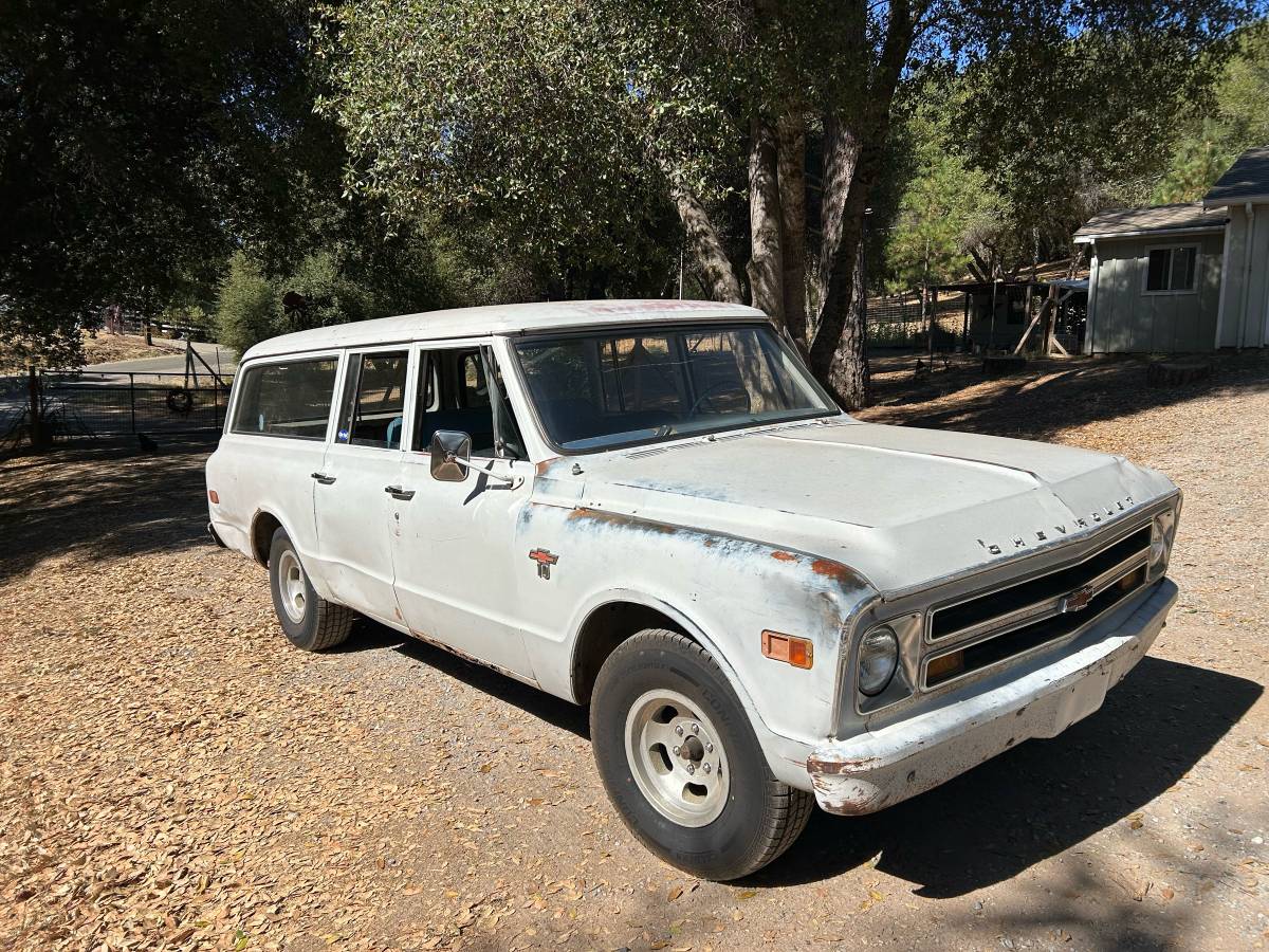 Chevrolet-suburban-1968-white-1