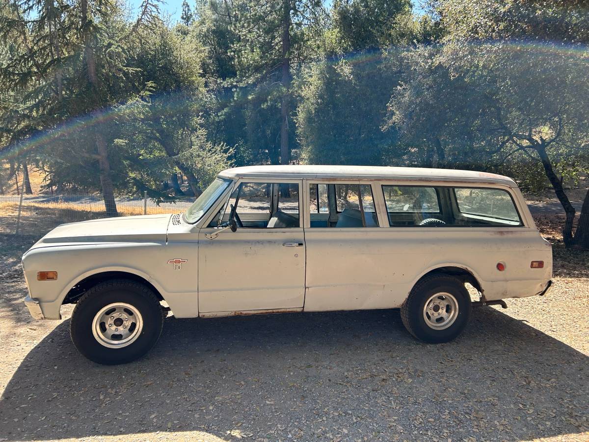 Chevrolet-suburban-1968-white-2