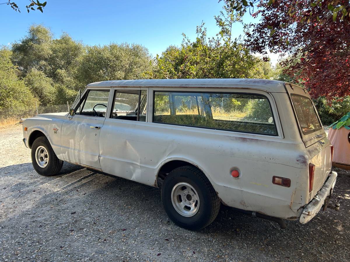 Chevrolet-suburban-1968-white-4