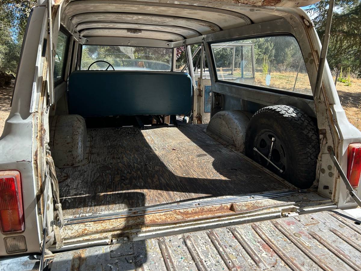 Chevrolet-suburban-1968-white-8