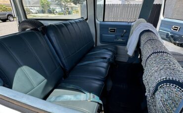 Chevrolet-suburban-1973-white-3