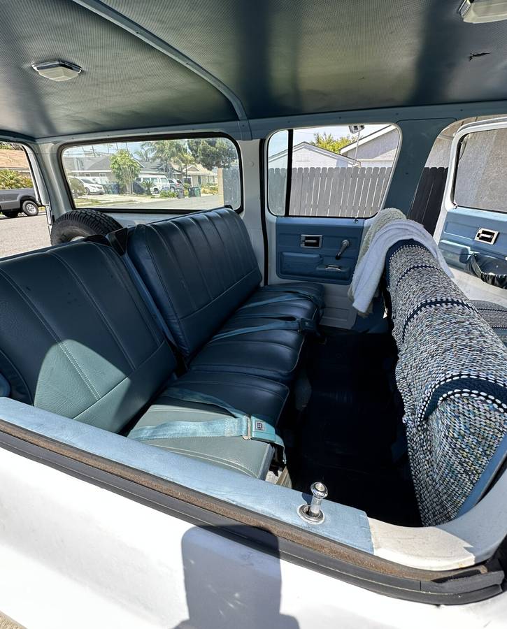 Chevrolet-suburban-1973-white-3