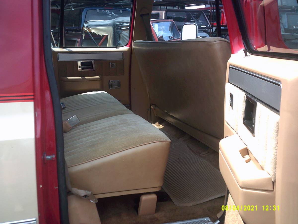 Chevrolet-suburban-1987-red-1