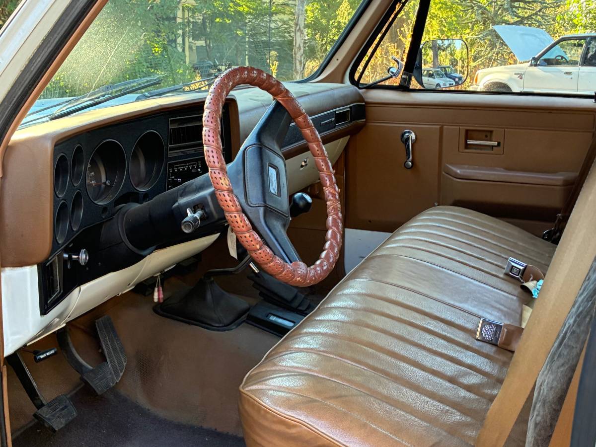 Chevrolet-suburban-1989-white-3