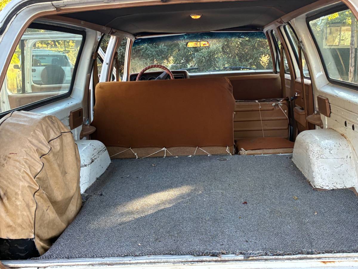 Chevrolet-suburban-1989-white-4