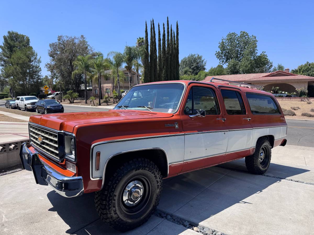 Chevrolet-suburban-2500-1975-orange-1