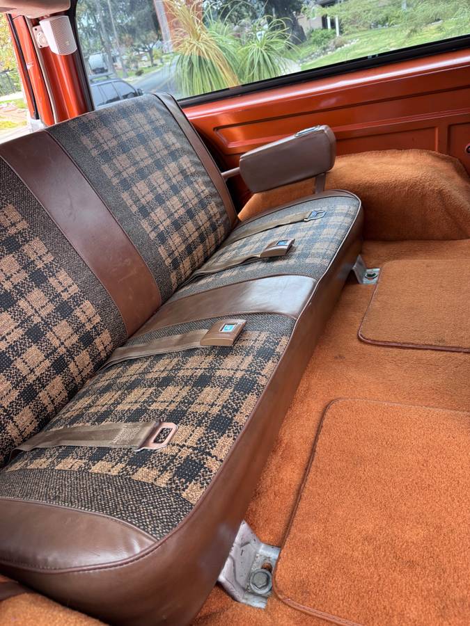 Chevrolet-suburban-2500-1975-orange-11