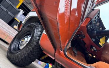 Chevrolet-suburban-2500-1975-orange-15
