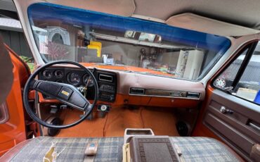 Chevrolet-suburban-2500-1975-orange-9