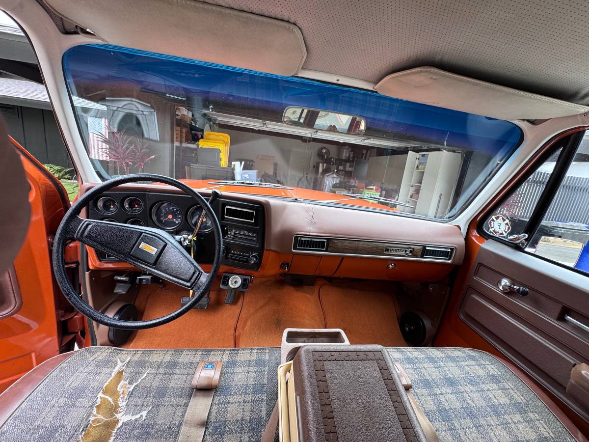 Chevrolet-suburban-2500-1975-orange-9