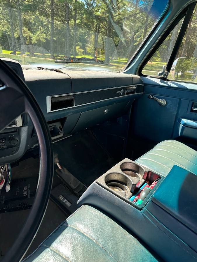Chevrolet-suburban-scottsdale-20-1987-grey-3