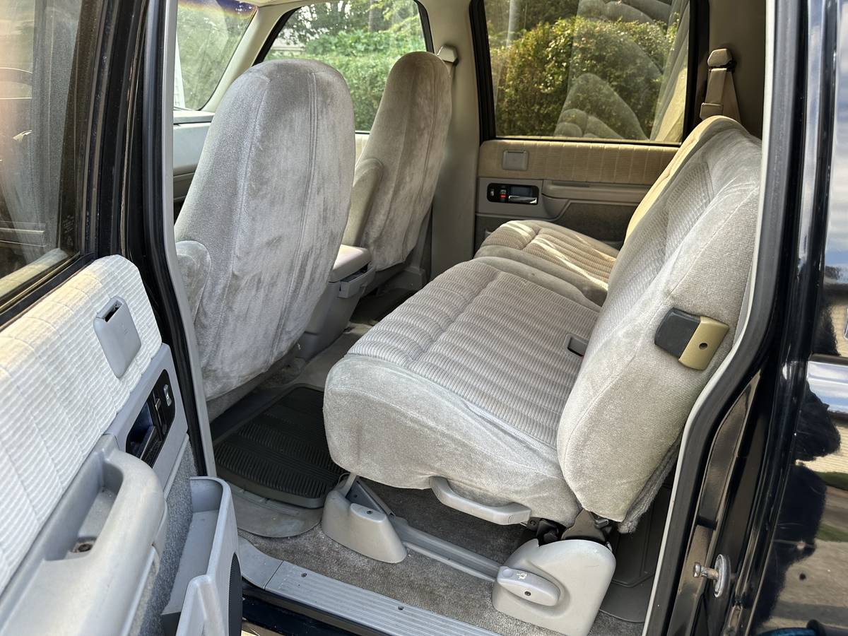 Chevrolet-suburban-silverado-k2500-1992-black-10