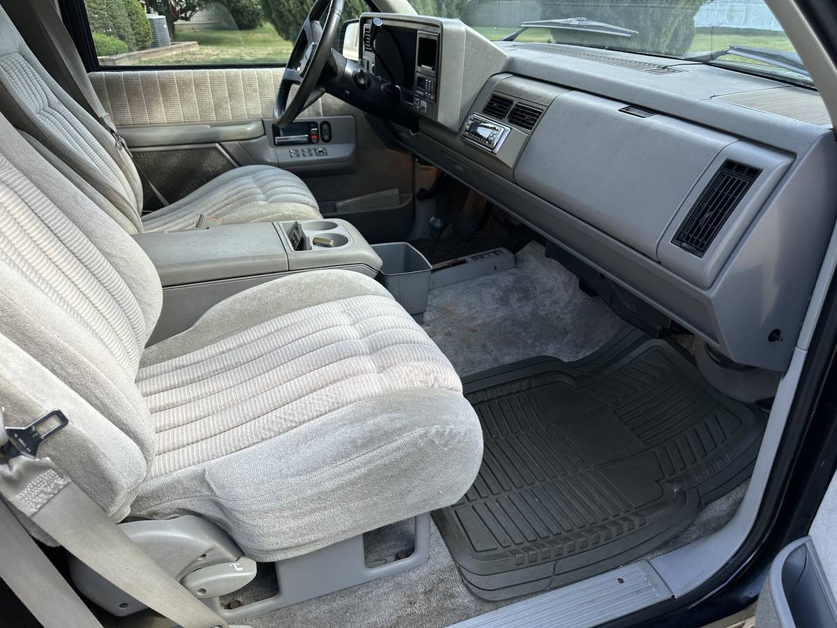Chevrolet-suburban-silverado-k2500-1992-black-11
