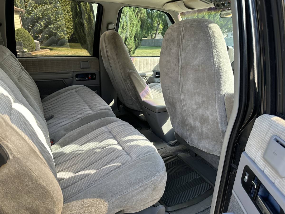 Chevrolet-suburban-silverado-k2500-1992-black-12