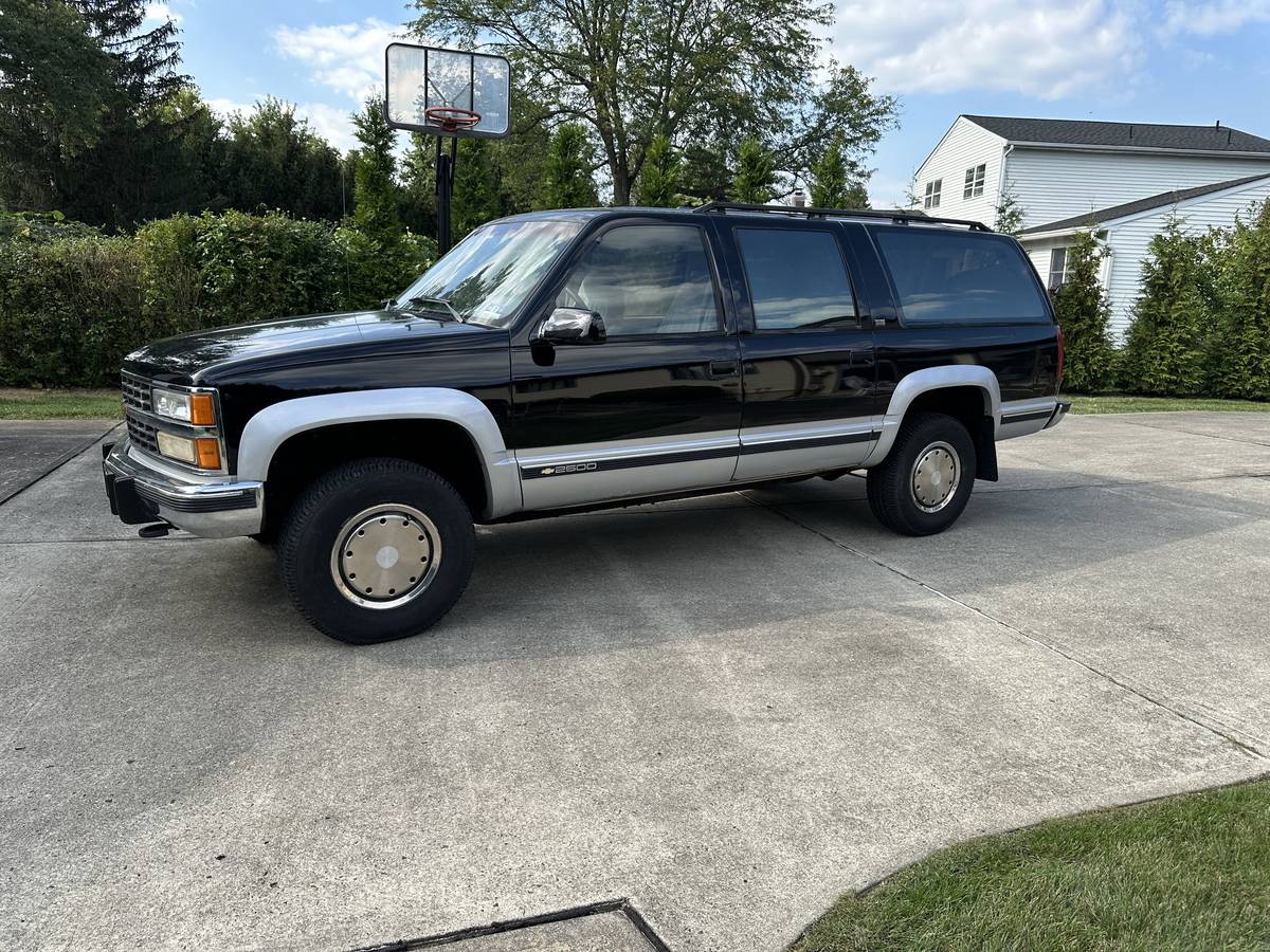 Chevrolet-suburban-silverado-k2500-1992-black