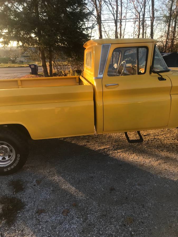Chevy-apache-1961-yellow-10
