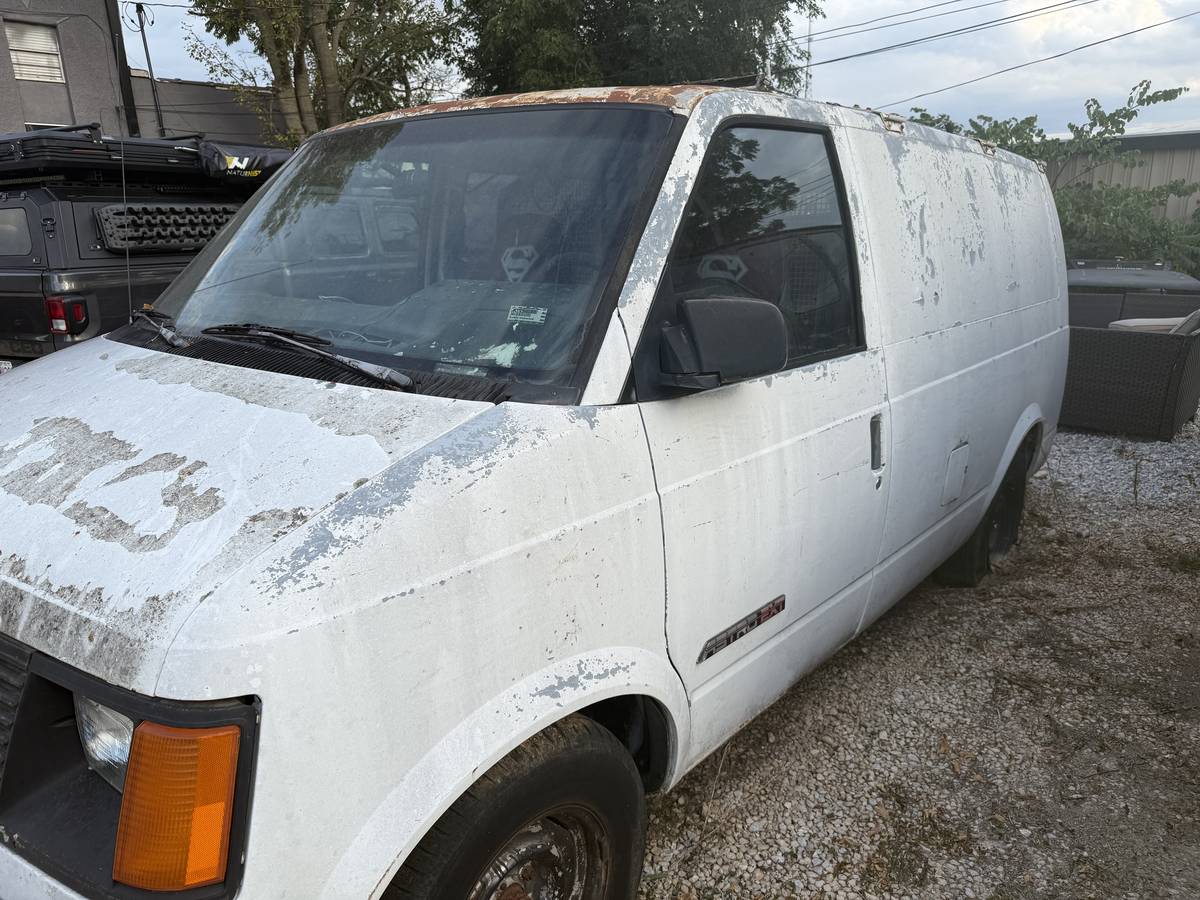Chevy-astro-cargo-van-1992-white
