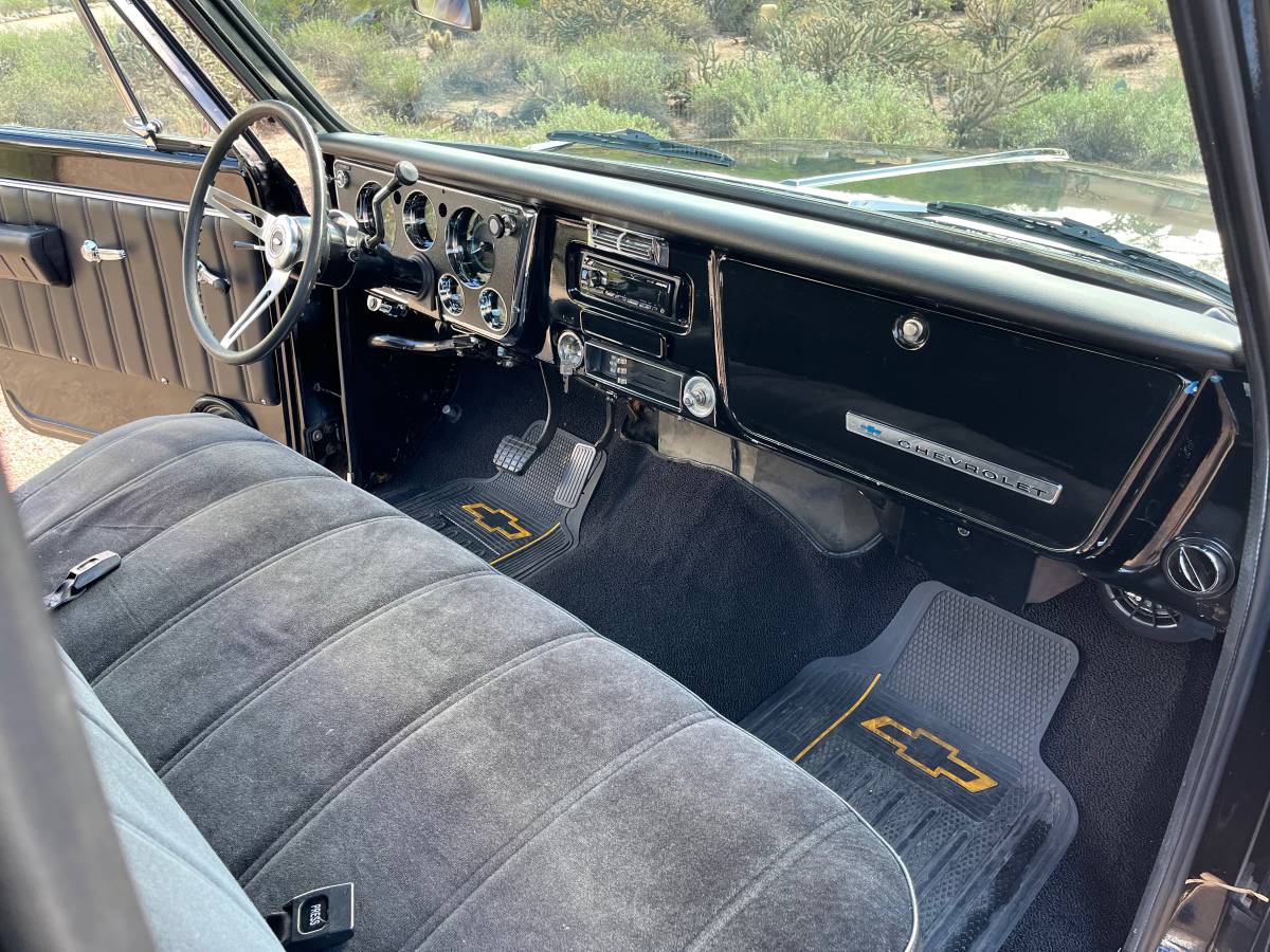 Chevy-c-10-factory-short-bed-1968-custom-11