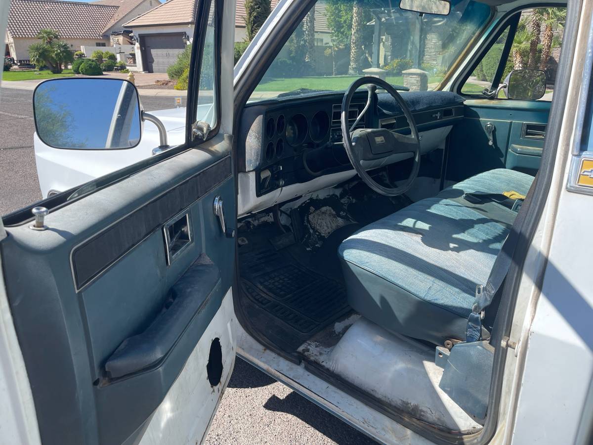 Chevy-c10-1981-white-10