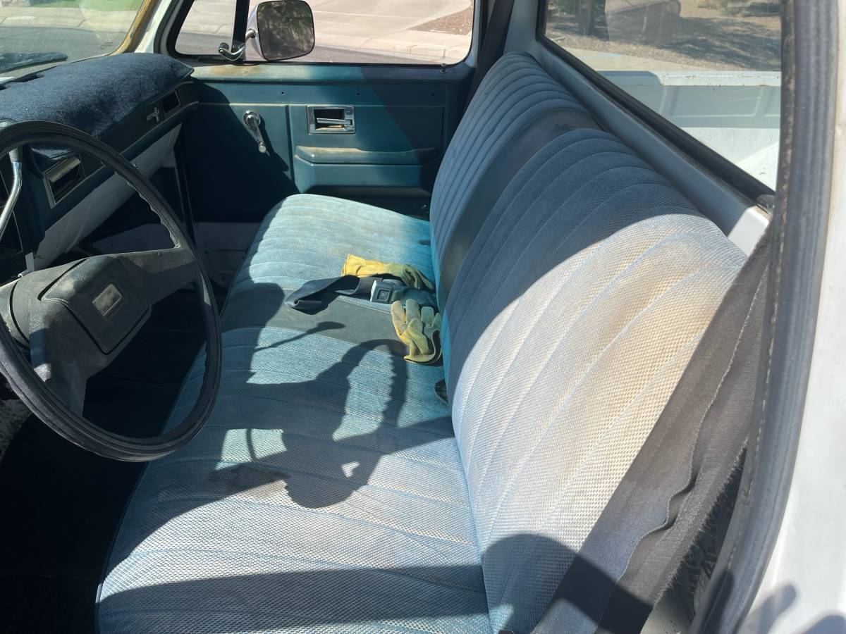 Chevy-c10-1981-white-11