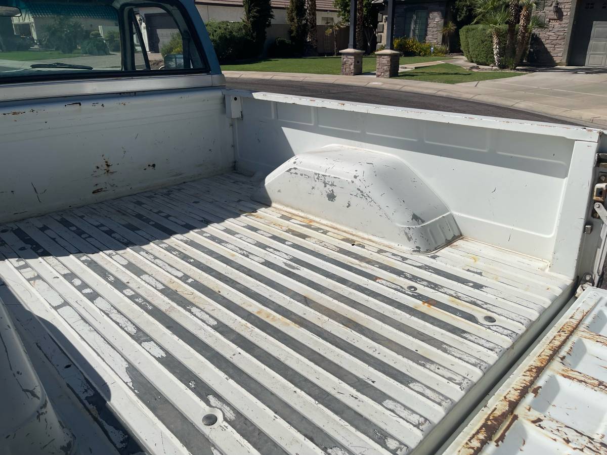 Chevy-c10-1981-white-7