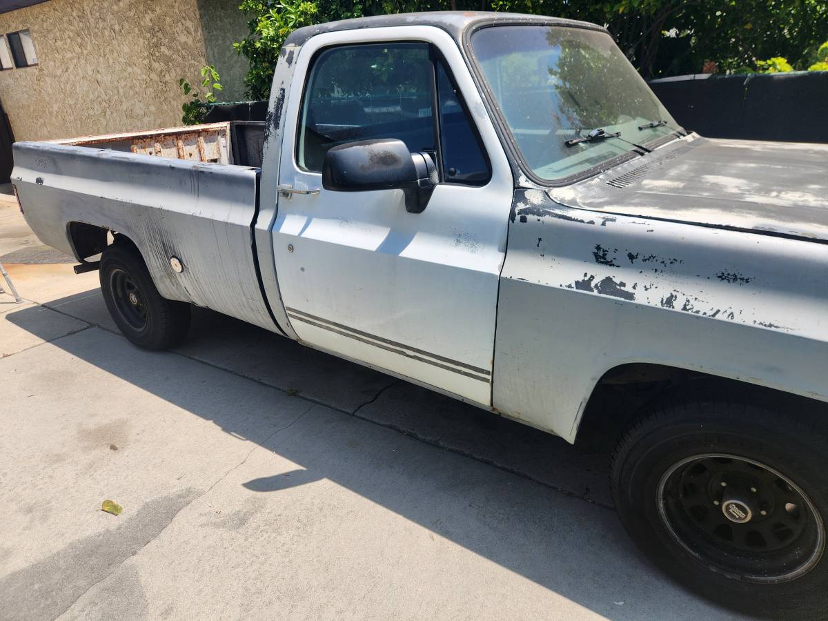 Chevy-c10-truck-1975-white-2