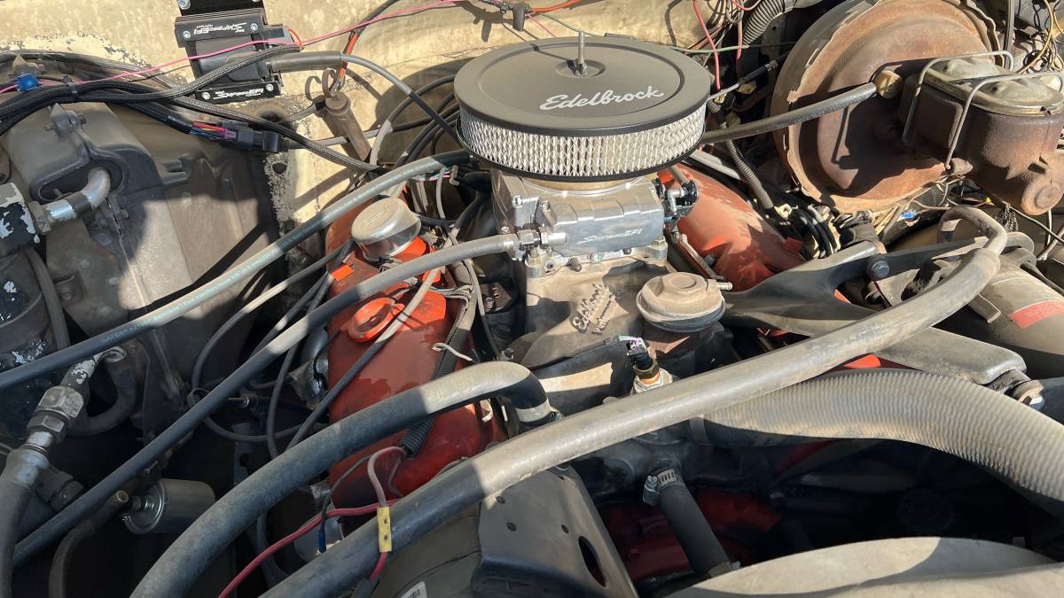 Chevy-c20-1975-white-10