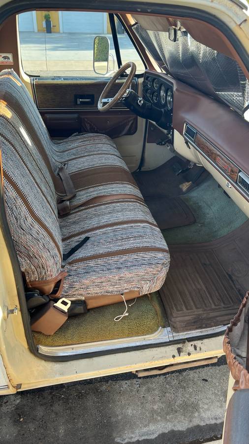 Chevy-c20-1975-white-12