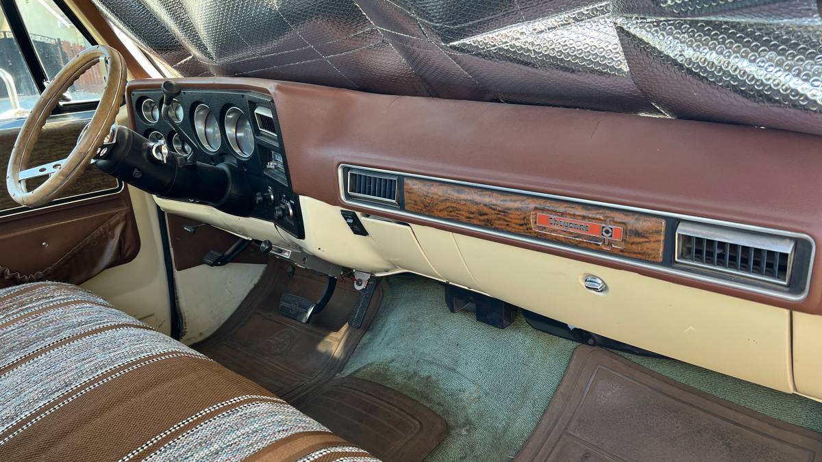 Chevy-c20-1975-white-13