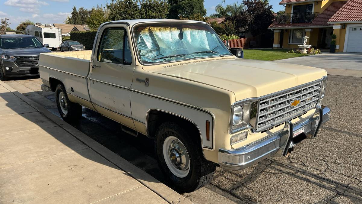 Chevy-c20-1975-white-2