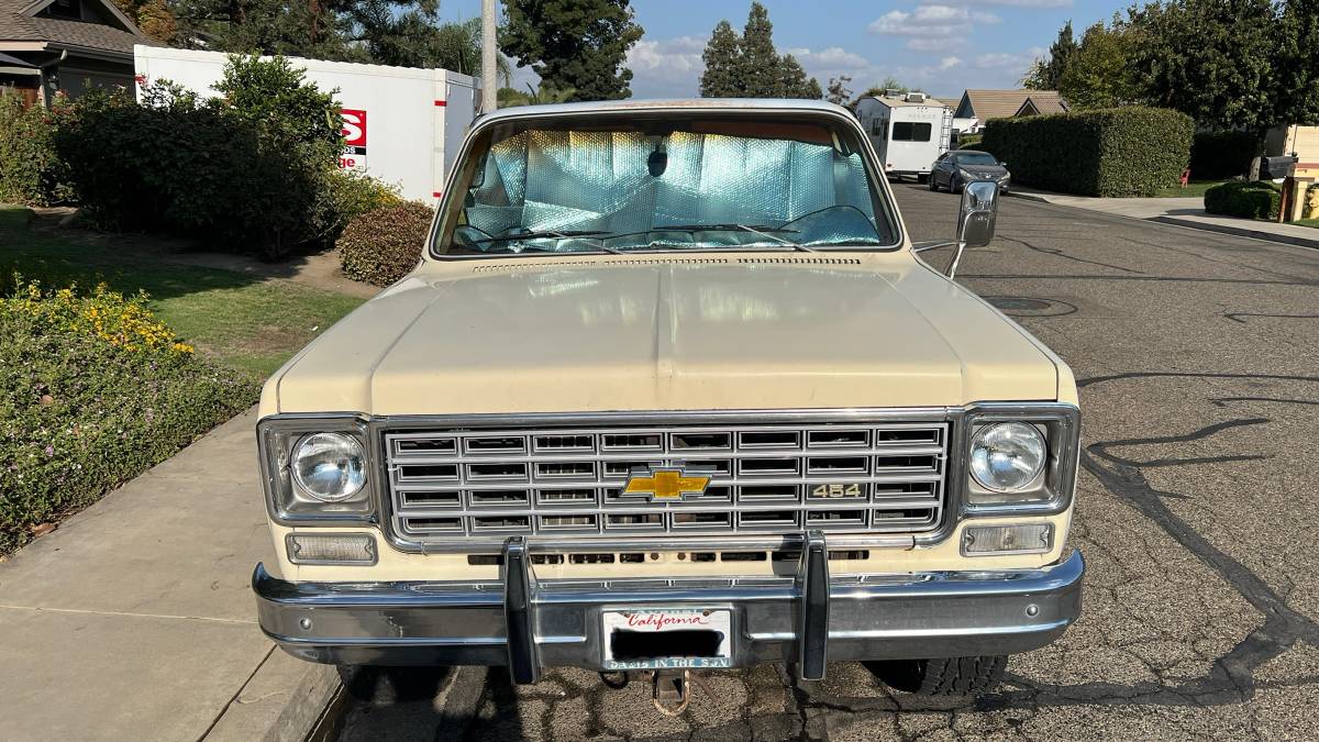 Chevy-c20-1975-white-8