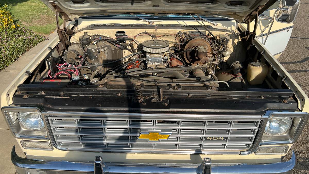 Chevy-c20-1975-white-9