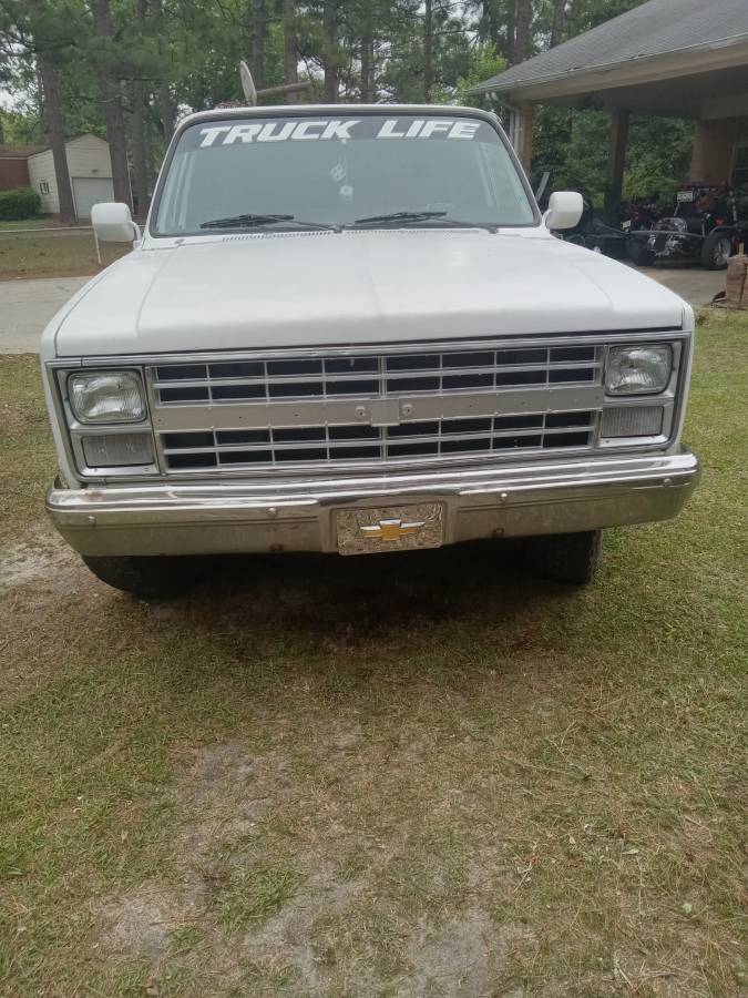 Chevy-c20-custom-deluxe-1984-white-4