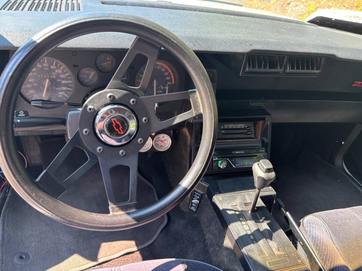 Chevy-camaro-1987-white-4