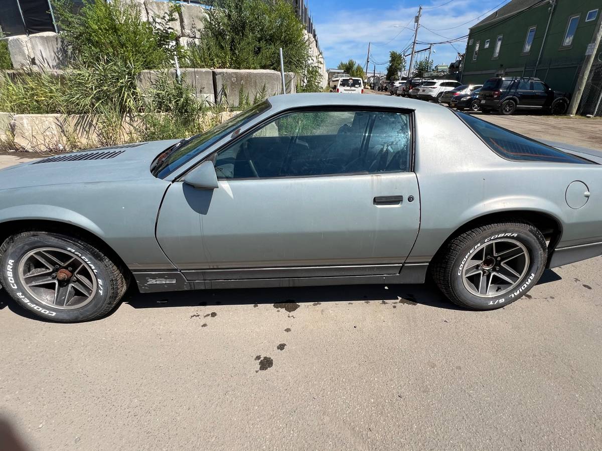 Chevy-camaro-z28-1985-silver-1