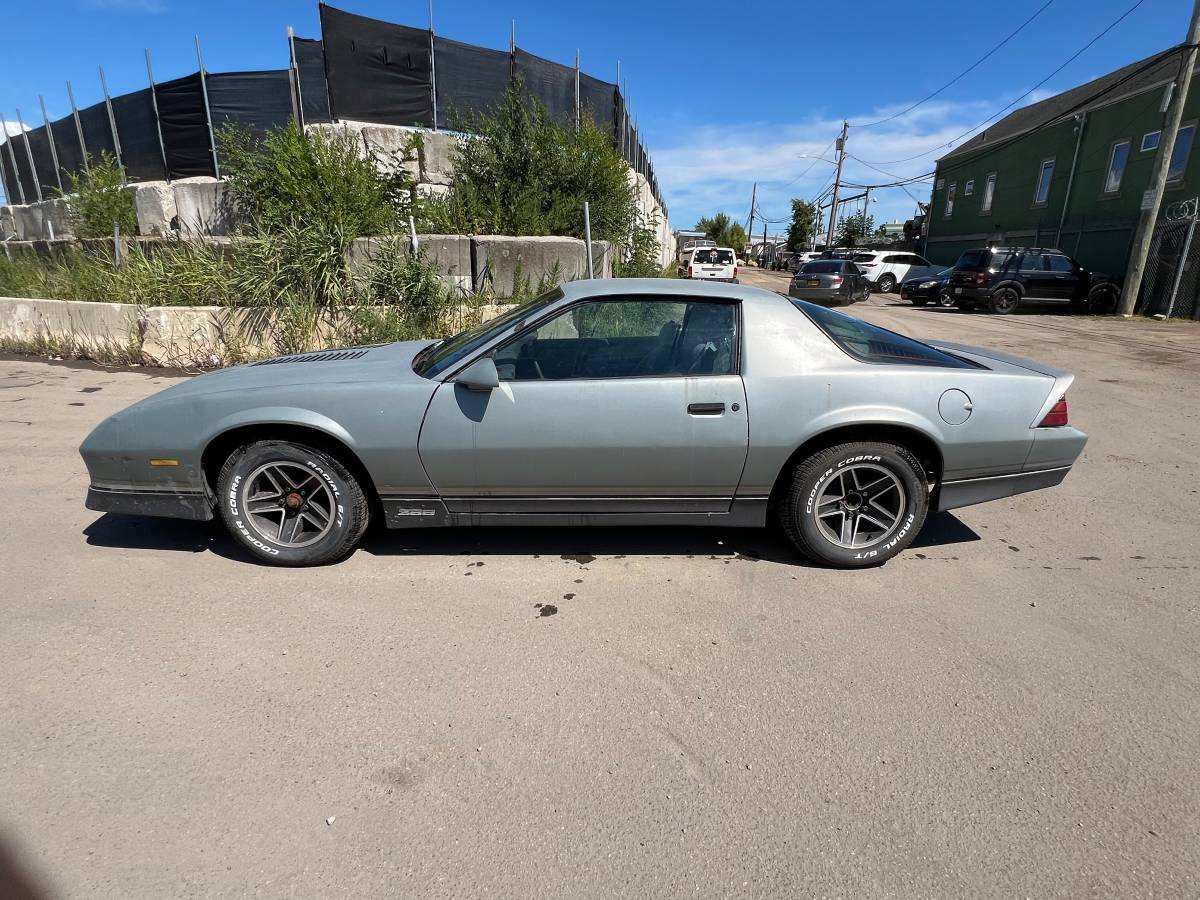 Chevy-camaro-z28-1985-silver