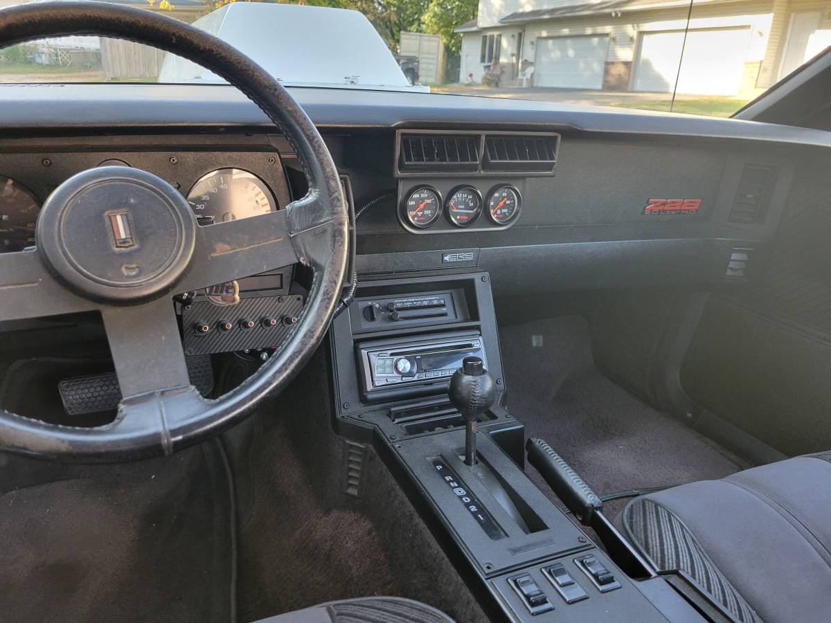 Chevy-camero-z28-1984-white-17