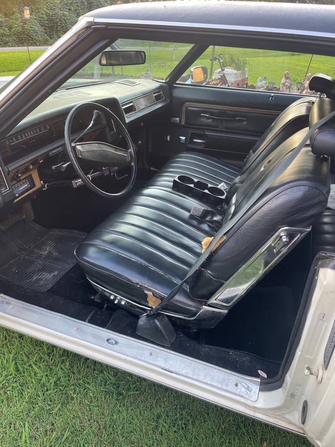 Chevy-caprice-classic-1975-white-15