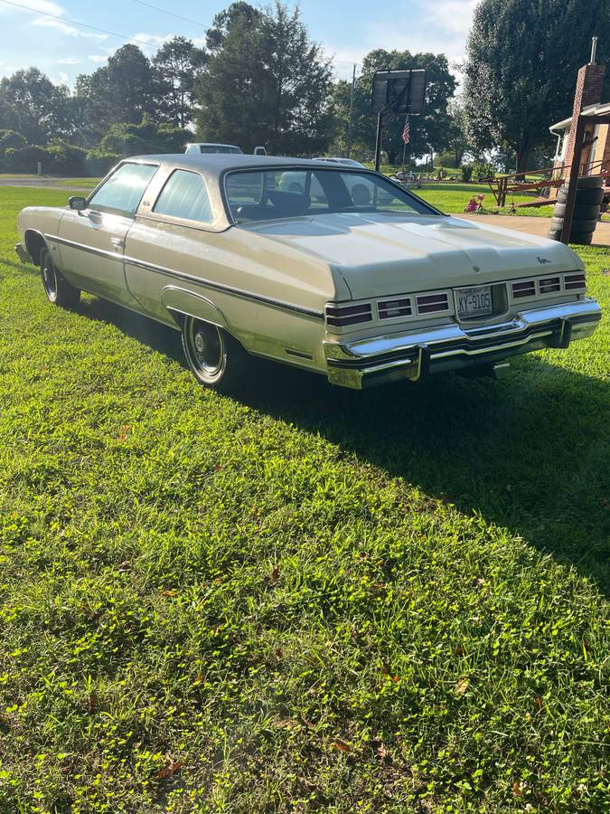 Chevy-caprice-classic-1975-white-18