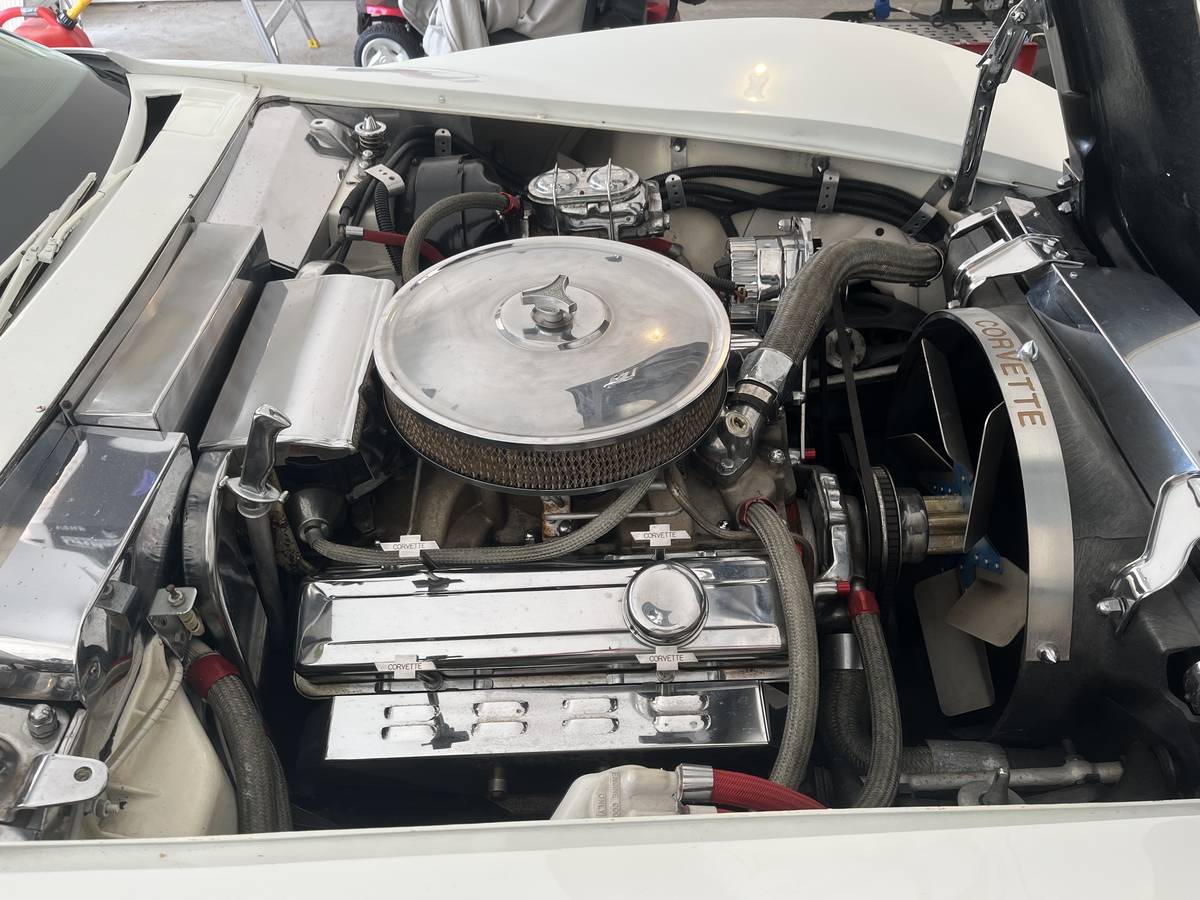 Chevy-corvette-1976-white-3