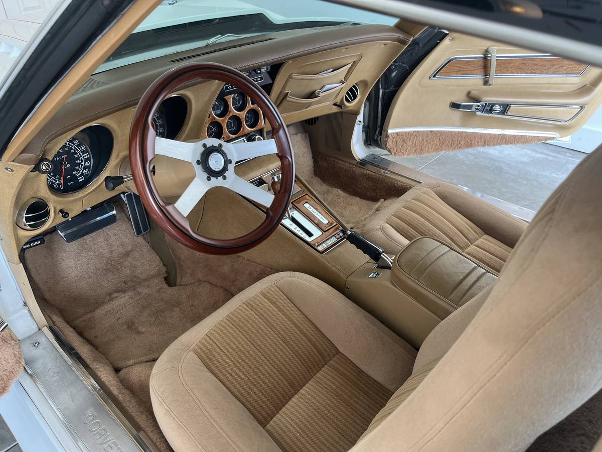 Chevy-corvette-1976-white-4