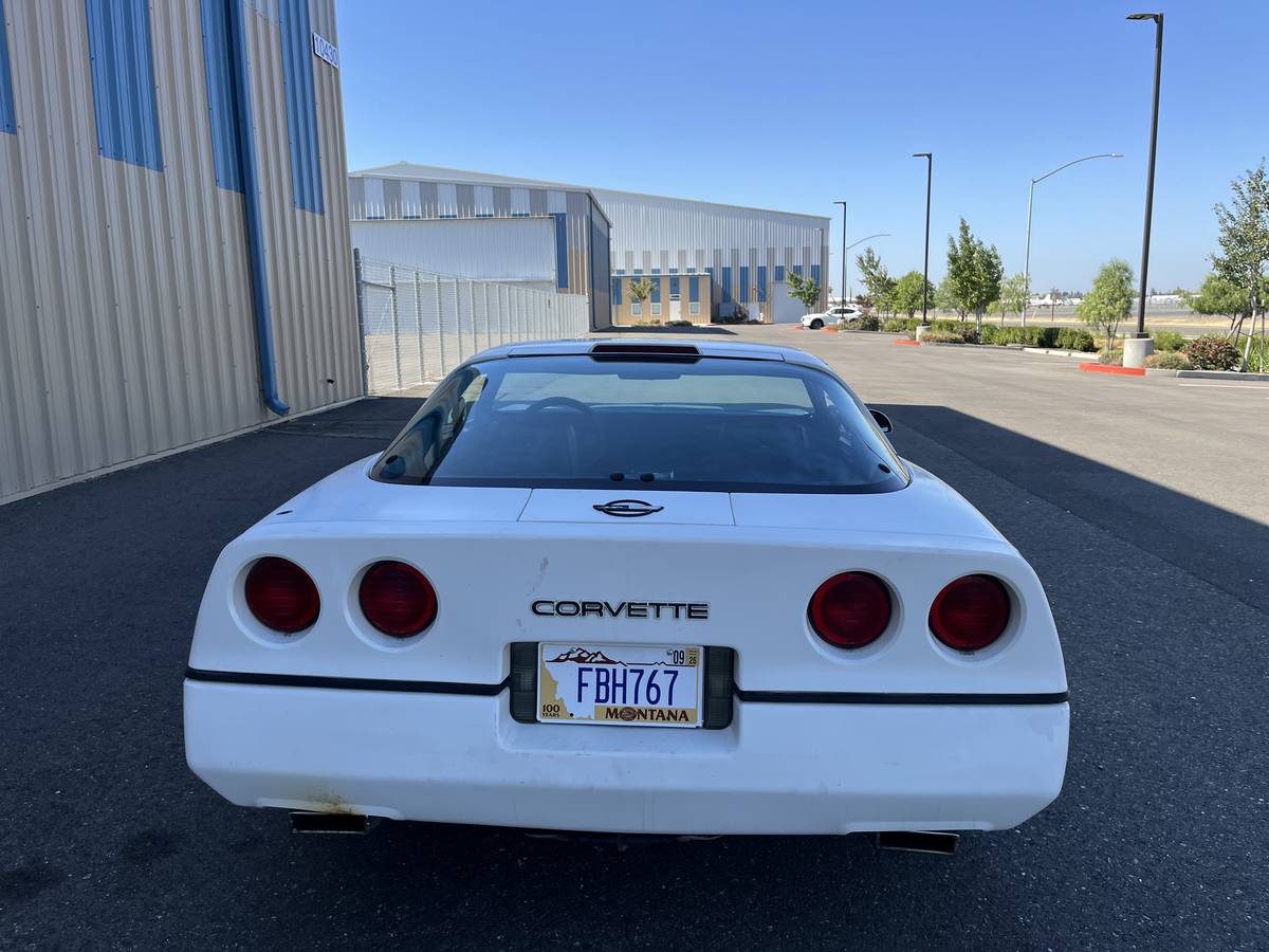 Chevy-corvette-1986-white-10