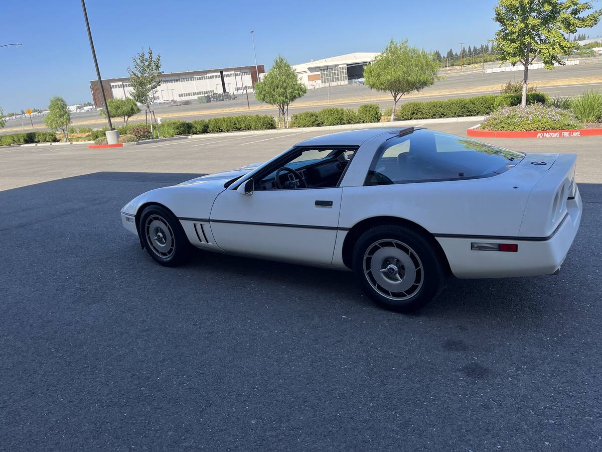 Chevy-corvette-1986-white-11